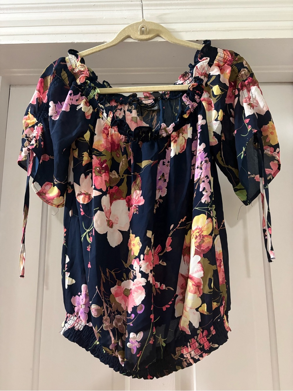 Women’s Navy Floral Short Sleeve Blouse by New York and Company Size XS EUC